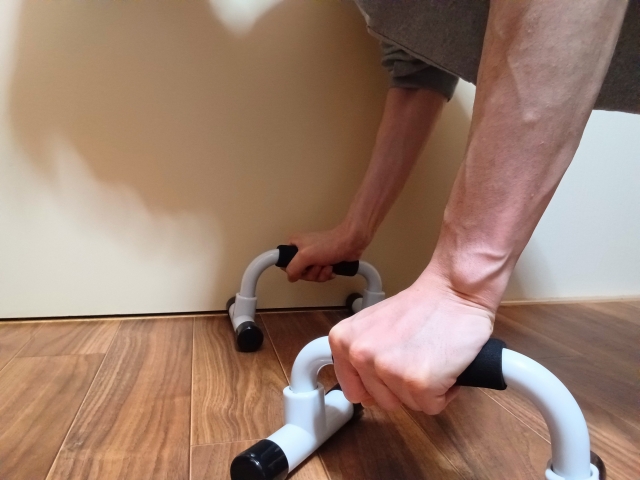 プッシュアップバーで腕立て伏せする手元